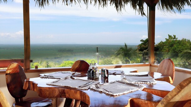 Mesa para cuatro personas con vistas a un paisaje costero.