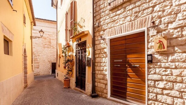 Exterior detail - [★CENTER★] in square with parking, Climate & WiFi (Sirolo)