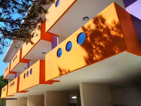 Un bâtiment moderne doté d’une architecture originale, avec plusieurs niveaux et des fenêtres de forme circulaire.