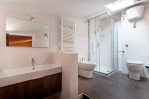 Hair dryer, bidet, towels - [★CENTER★] in square with parking, Climate & WiFi (Sirolo)