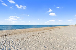 Plage à proximité, chaises longues