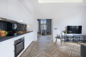 Kühlschrank, Ofen, Geschirrspüler, Grillplatte