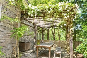 Outdoor dining - Daweswood, Patterdale luxurious, spacious home with walks from the door (Patterdale)