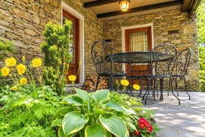 Outdoor dining - Daweswood, Patterdale luxurious, spacious home with walks from the door (Patterdale)