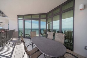 Outdoor dining - The Oasis 710 Sandy Toes & Gulf-Side Flows (Orange Beach)