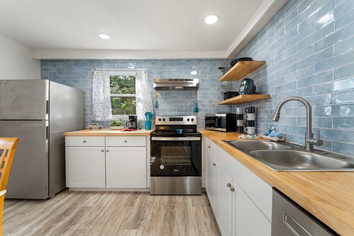Fridge, microwave, stovetop, dishwasher