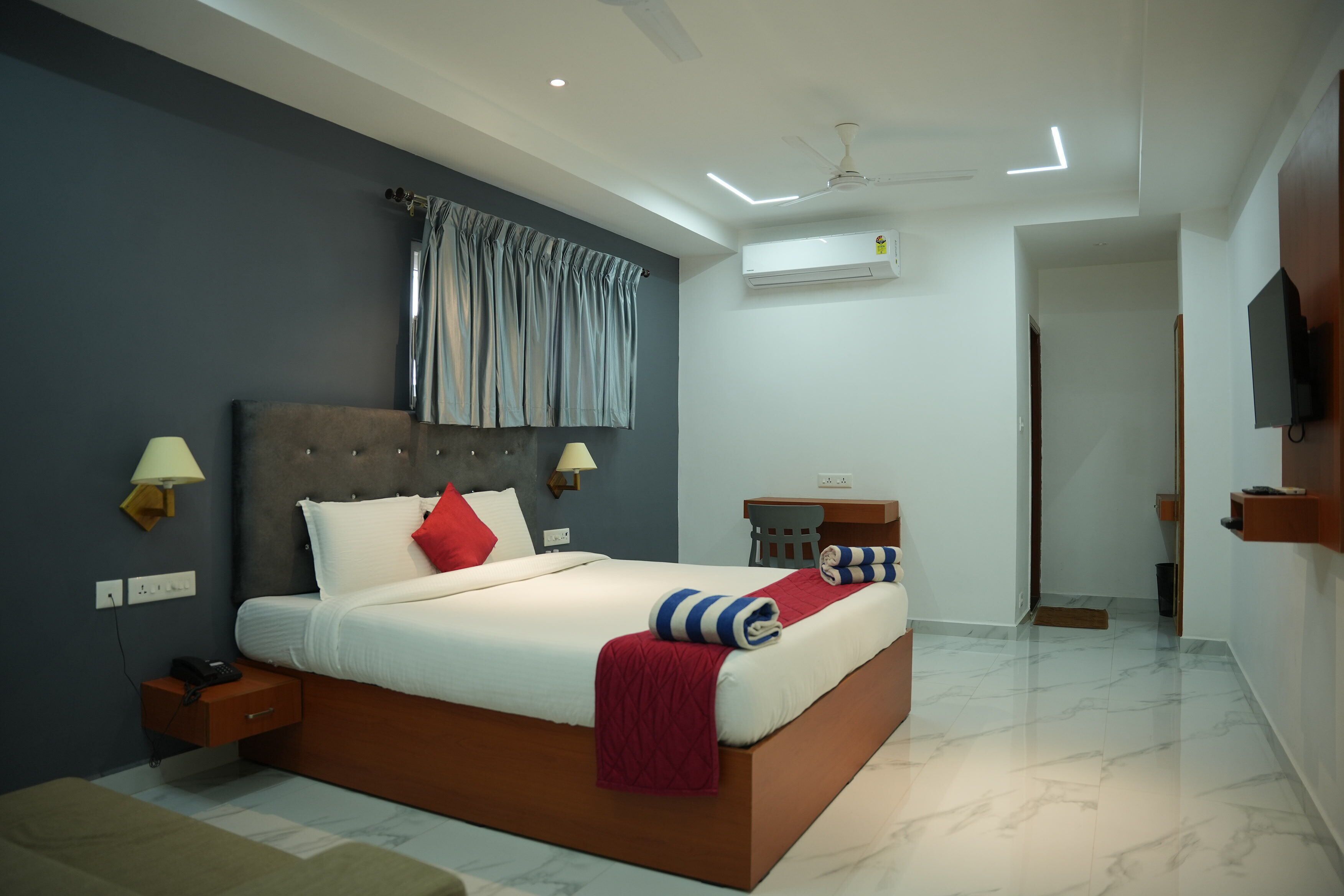 Premium Double Room | Desk, soundproofing, free WiFi, bed sheets