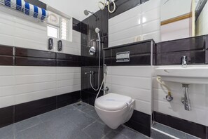 Shower, towels, soap, shampoo - Seethala Bed & Breakfast (Puducherry)