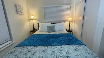 4 makuuhuonetta, työpöytä, silitysrauta/-lauta, vauvan matkasänky