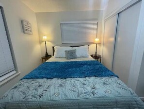 4 室のベッドルーム、デスク、アイロン / アイロン台、旅行用ベビーベッド