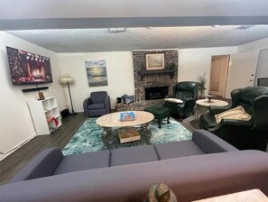 スマートテレビ、暖炉、DVD プレーヤー