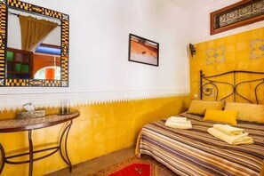 4 عدّة غرف نوم وواي فاي وملاءات أسرّة