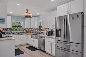 Frigorífico, microondas, horno y placa de cocina