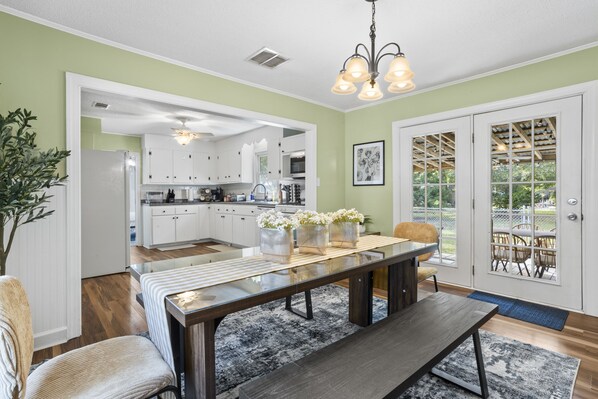 Fridge, microwave, oven, stovetop - Pickleball~Basketball~Pool table~Air hockey~Bbq~Firepit~Beachfront near Casino (Gulfport)