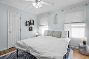 4 bedrooms, desk, iron/ironing board, travel cot - Pickleball~Basketball~Pool table~Air hockey~Bbq~Firepit~Beachfront near Casino (Gulfport)