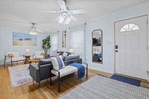 Smart TV, fireplace, table football - Pickleball~Basketball~Pool table~Air hockey~Bbq~Firepit~Beachfront near Casino (Gulfport)