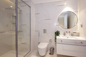 Elite Apartment | Bathroom | Shower, hair dryer, towels, toilet paper - Luxury StayCation - Beachfront Apartment With Fantastic Palm Views  (Dubai)