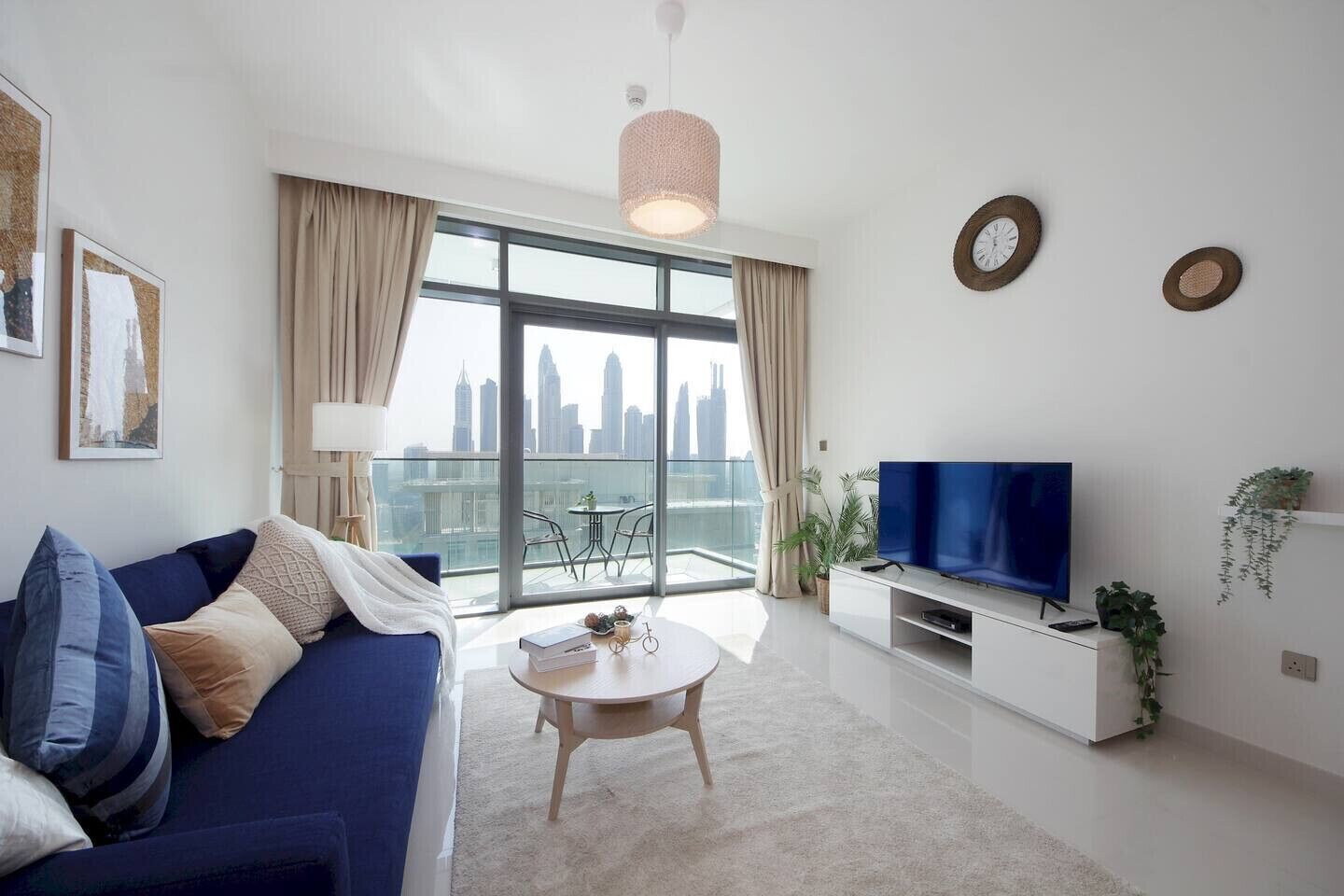 Leilighet – elite | Oppholdsområde | En 50-tommers smart-TV med kabel-kanaler