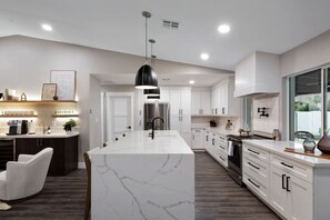 Kjøleskap, mikrobølgeovn, ovn og kokeplater