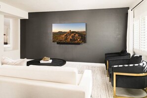 Televisión y chimenea 