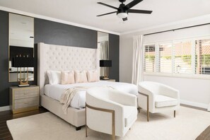 5 habitaciones, escritorio y tabla de planchar con plancha 