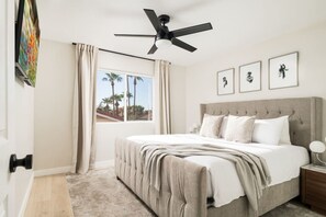 5 habitaciones, escritorio y tabla de planchar con plancha 