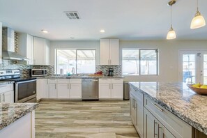 Fridge, microwave, oven, stovetop - Scottsdale Palms | Pool+Spa+Putting+Fire Pit+MORE! (Scottsdale)