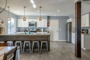 Kühlschrank, Mikrowelle, Ofen, Geschirrspüler