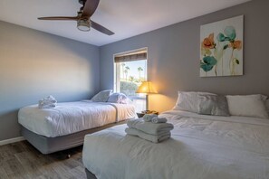 5 Schlafzimmer, Schreibtisch, Bügeleisen/Bügelbrett, Reisekinderbett
