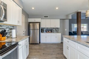 Fridge, microwave, oven, dishwasher - Kierland Jewel | Pool+Spa+Game Room+Putt+Fire Pit! (Scottsdale)