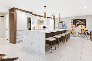 Fridge, microwave, oven, dishwasher - Ultimate Scottsdale Getaway w/ Pool&Hot Tub+Sports (Scottsdale)