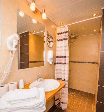 Shower, hair dryer, towels, soap. Hotelzimmer Romantik