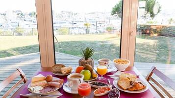 Sarapan prasmanan setiap hari (EUR 13 per orang)