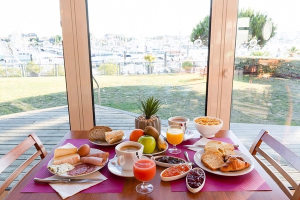 Daily buffet breakfast for a fee