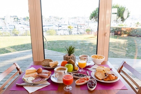 Desayuno buffet diario (EUR 13 por persona). Le Vent du Large