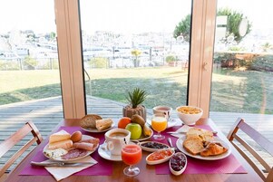 Desayuno buffet diario (EUR 13 por persona)