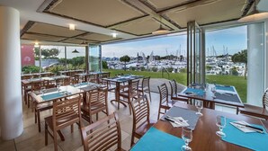 A restaurant with outdoor seating overlooking a marina. - Le Vent du Large (Saint-Gilles-Croix-de-Vie)