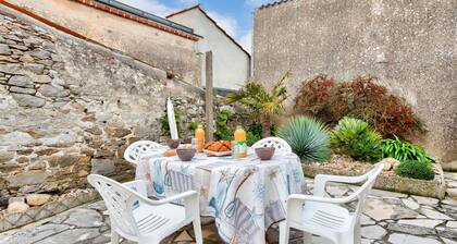 Town centre - House for 4 with beautiful courtyard