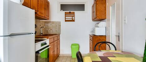 Fridge, microwave, oven, coffee/tea maker