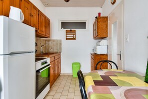 Refrigerador, microondas, horno y cafetera y tetera 