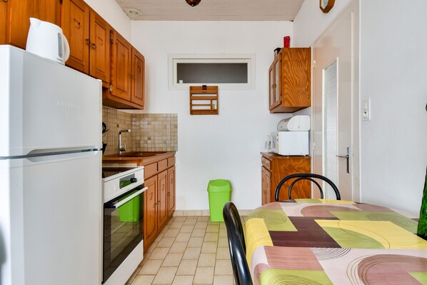 Fridge, microwave, oven, coffee/tea maker