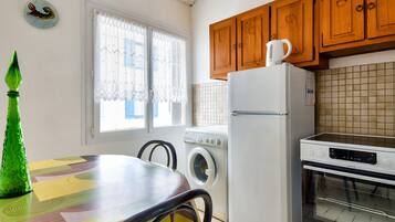 Een koelkast, een microgolfoven, een oven