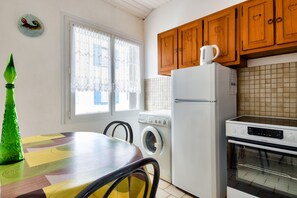 Refrigerador, microondas, horno y cafetera y tetera