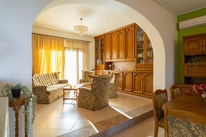 Living area - Paul's American Mansion- Volos suburb (Volos)