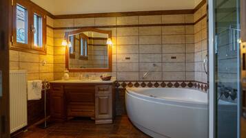 Panoramic Villa | Bathroom | Free toiletries, hair dryer, towels, soap