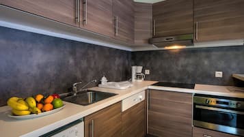 Duplex, 3 Bedrooms | Private kitchen | Stovetop, dining tables