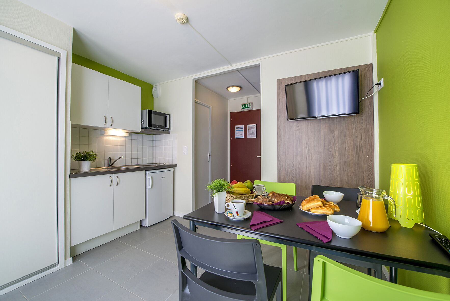 Duplex | Private kitchen | Dining tables