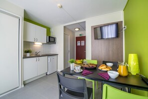 Duplex | Private kitchen | Dining tables