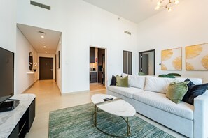 Appartement classique | Aire de séjour | Téléviseur connecté de 50 po avec télévision par câble
