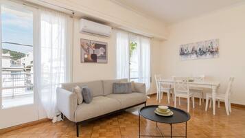 Luxury Apartment | 2 bedrooms, in-room safe, blackout drapes, iron/ironing board